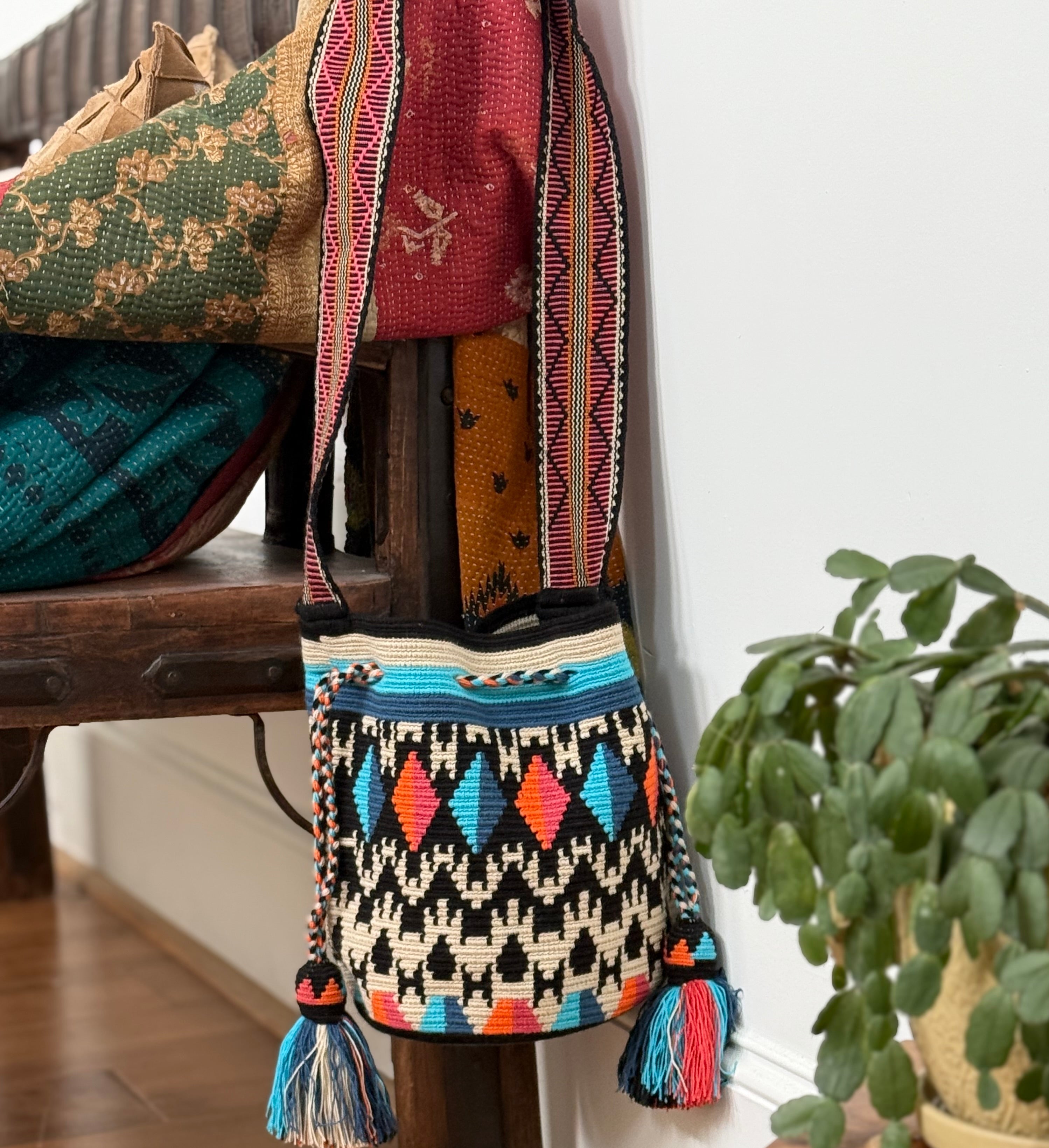 Costa Wayuu- Medium Wayuu Bag – Colorful Boho Chic Mochila