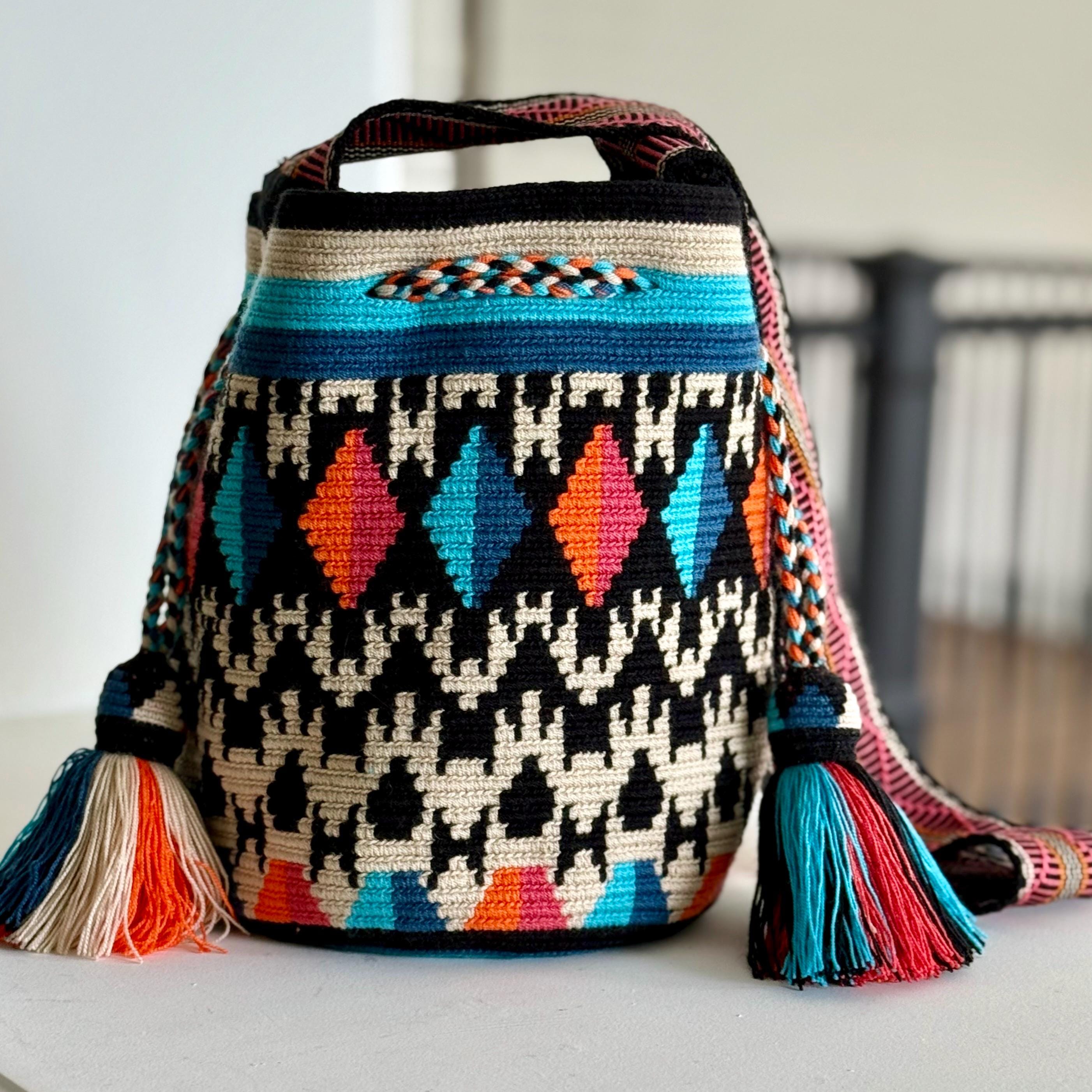 バッグ WAYUU BAG MULTICOLOR M SIZE Costa Wayuu- Medium Wayuu Bag – Colorful Boho Chic Mochila