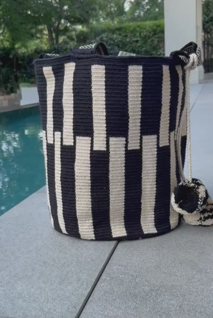 Costa Wayuu Oversized Black & White Crochet Beach Tote – Handwoven Wayuu Shopper Bag