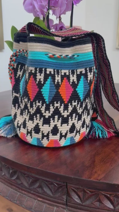 Costa Wayuu- Medium Wayuu Bag – Colorful Boho Chic Mochila from Colombia.